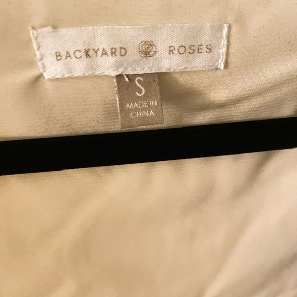 Backyard Roses Oak Mini Dress - Picture 4 of 7